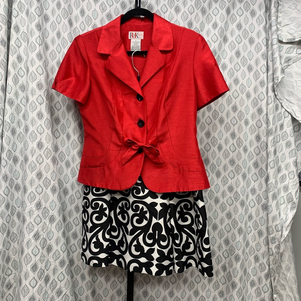 R&K suit set size 8. Skirt has pockets!